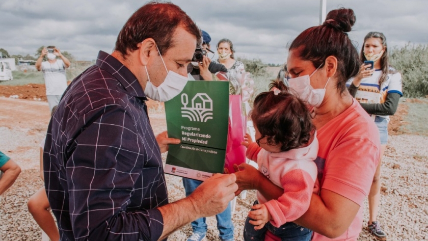 El gobernador acompañó la entrega de permisos de ocupación y viviendas sustentables