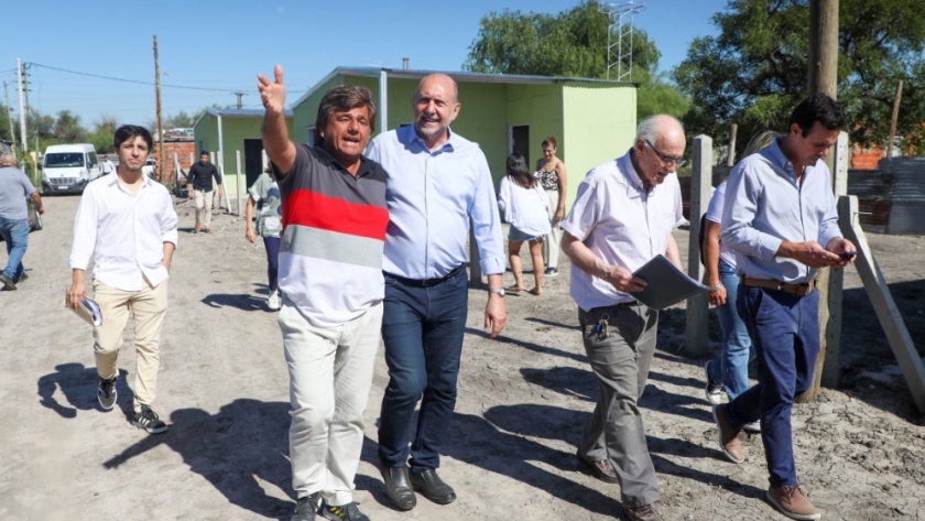 Perotti recorrió las obras de construcción de viviendas en barrios de la Capital provincial