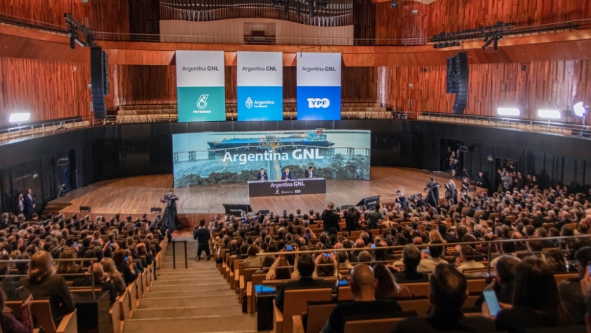 El gobernador Uñac participó del anuncio de alianza entre YPF y la petrolera Petronas para la industrialización del gas natural