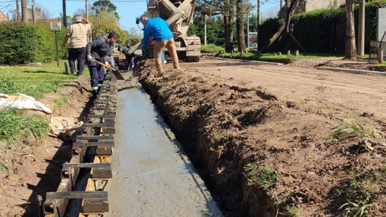 Más cuadras de cordón cuneta avanzan en Bº Nehuenche II