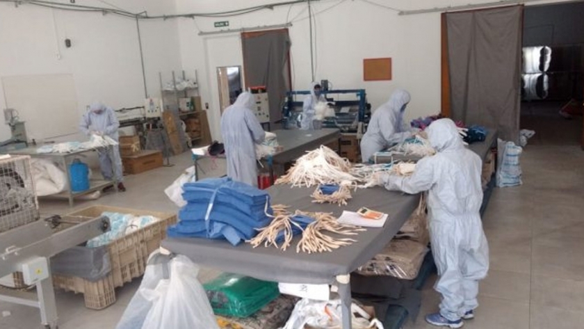 Una pyme exportadora amplía su gama de productos y fabrica barbijos en Mendoza
