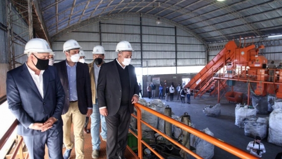 Cabandié y Manzur entregaron equipamiento para la gestión de los residuos en Tucumán