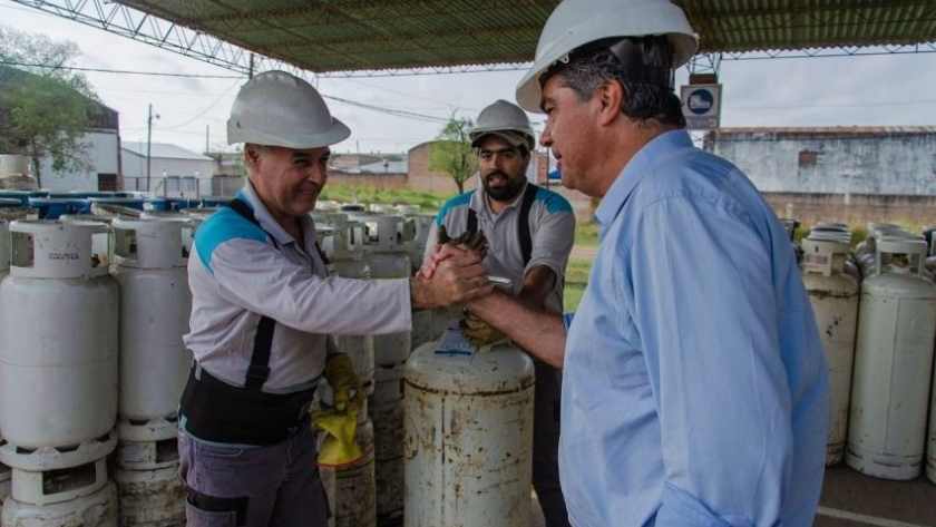 Capitanich recorrió la distribuidora de gas envasado de YPF en la provincia chaqueña