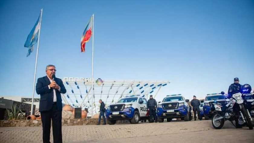 Raúl Jalil entregó nuevas unidades móviles para la policía