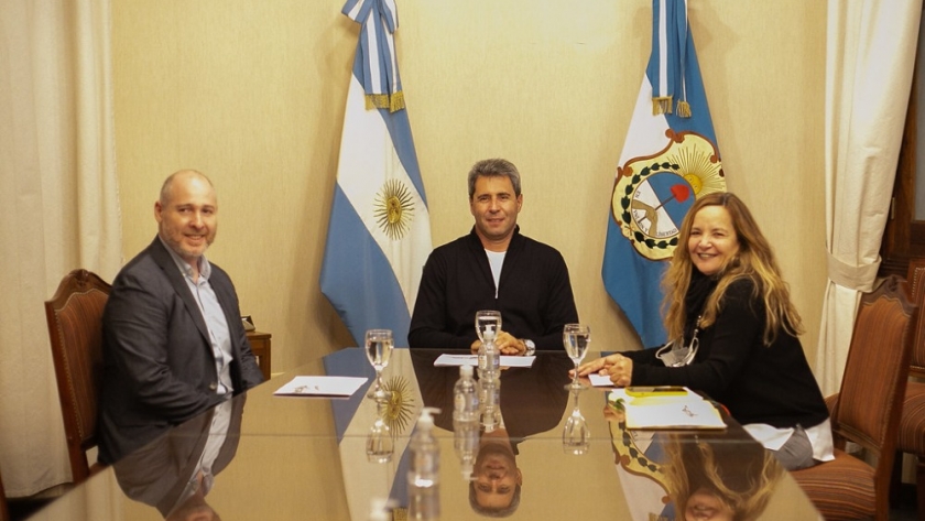 El gobernador Uñac se reunió con directivos de empresa textil