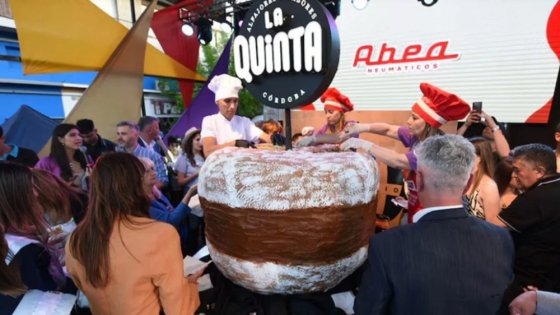 <La Fiesta del Alfajor terminó en Córdoba con el corte de una golosina gigante de 400 kilos