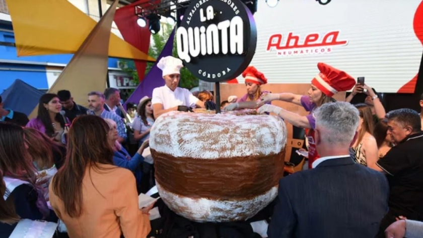 La Fiesta del Alfajor terminó en Córdoba con el corte de una golosina gigante de 400 kilos