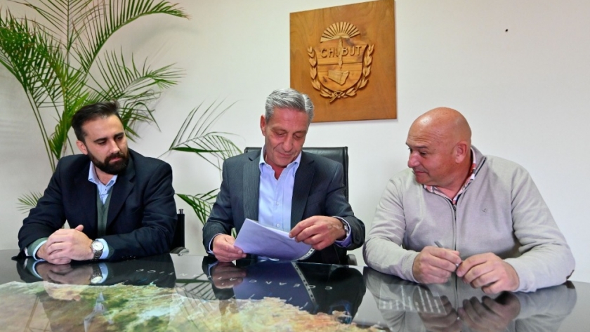 Arcioni se reunió con el presidente de la Compañía de Riego del VIRCh para analizar el avance de los trabajos realizados