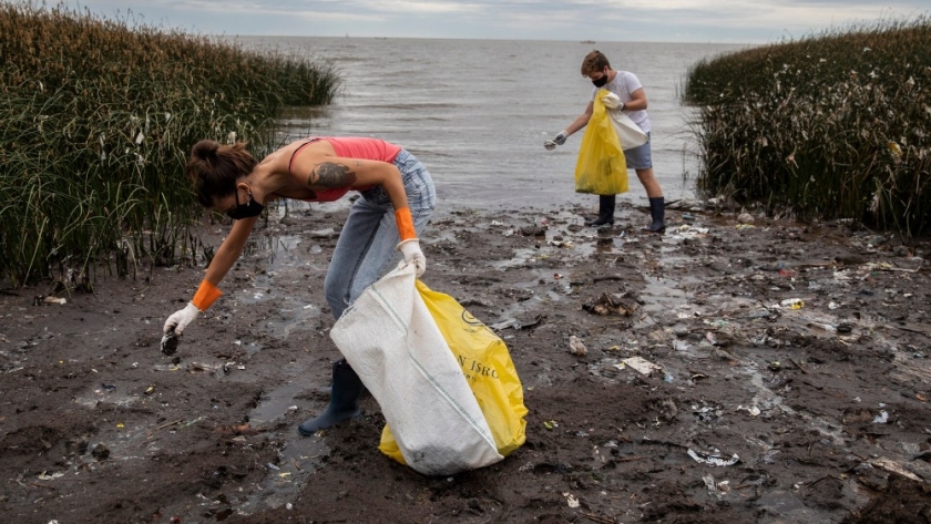 Jóvenes que luchan contra la contaminación de los ríos bonaerenses