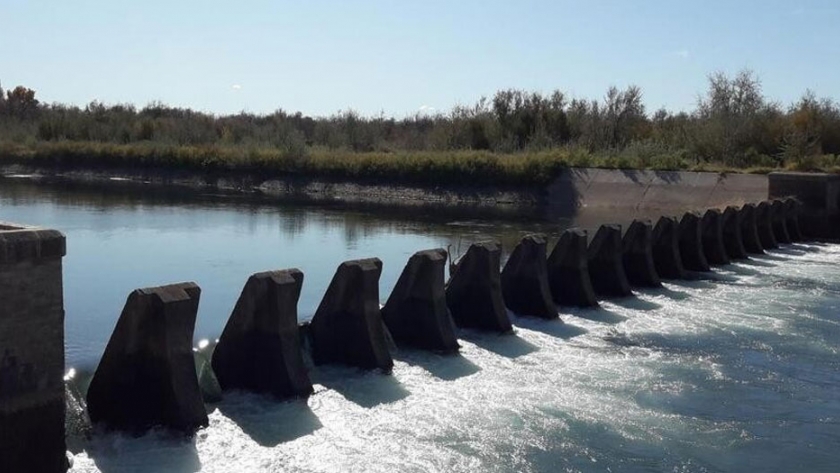 Se realizan tareas para garantizar el abastecimiento de agua potable en Cipolletti y General Fernández Oro