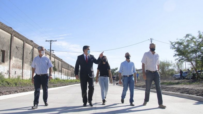 El gobernador supervisó las obras de pavimentación en el barrio Roger Balet de Resistencia