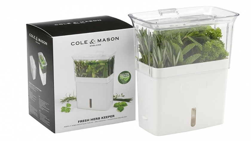 Contenedor de riego automático, el nuevo "milagro" para alargar la vida de tus hierbas en la heladera