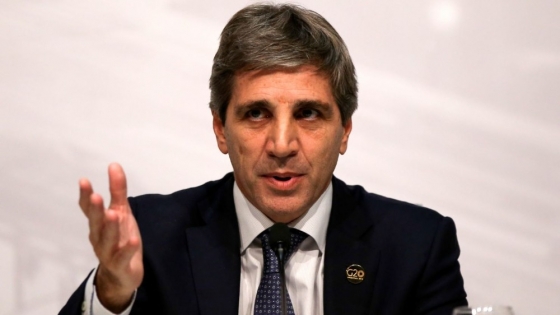 El Gobierno pone un límite al dólar oficial: techo en $1.300 para contener la inflación