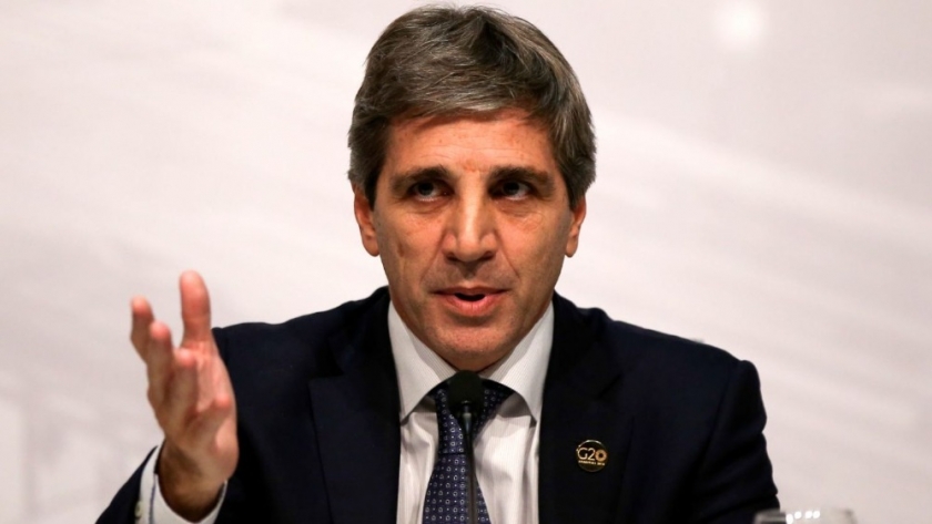 El Gobierno pone un límite al dólar oficial: techo en $1.300 para contener la inflación