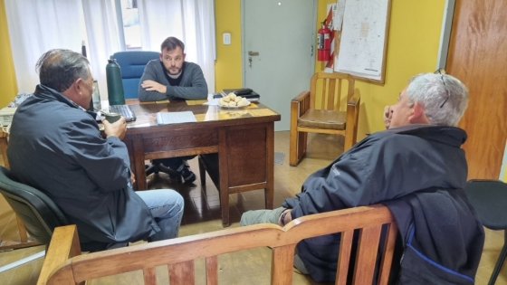 El intendente Bouvier visitó Carabelas y escuchó las inquietudes de vecinos en la Delegación Municipal