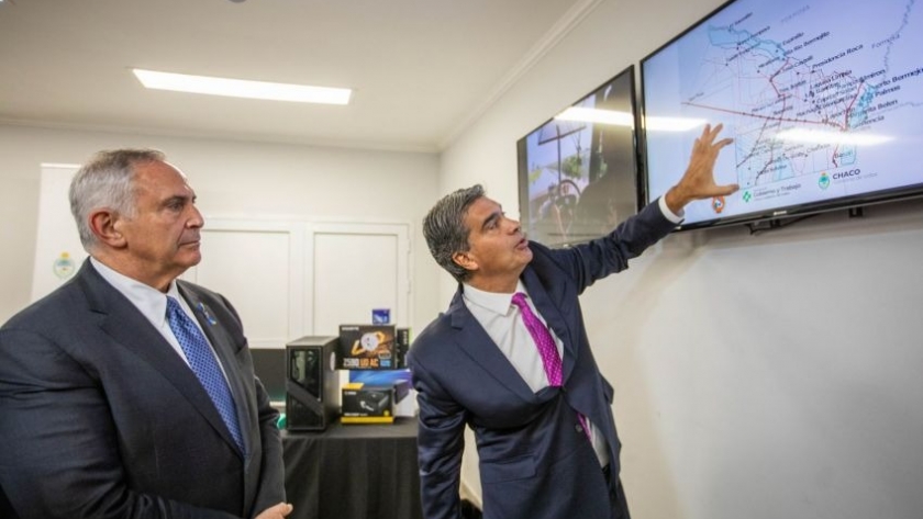 El gobernador y el embajador de EEUU visitaron el edificio de defensa civil y entregaron equipamiento