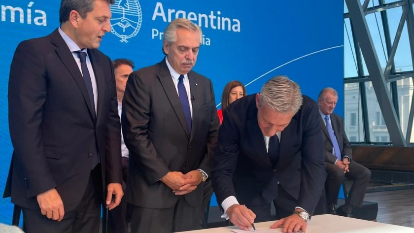 Arcioni y Massa firmaron acuerdos por 8 millones de dólares para el sector agrícola provincial