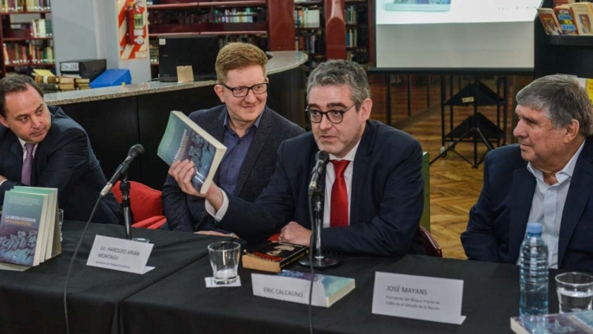 Se presentó el primer informe de la Comisión Bicameral de la Deuda en la biblioteca de Economía