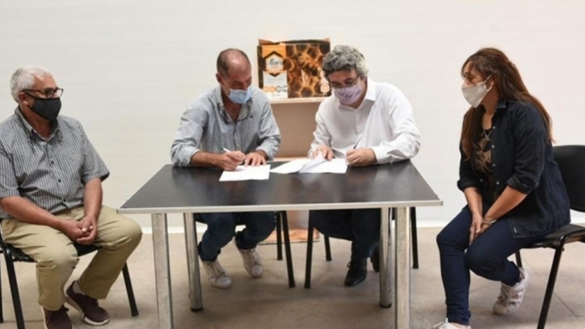 El ministro Javier Rodríguez entregó financiamiento para la producción apícola del sudoeste