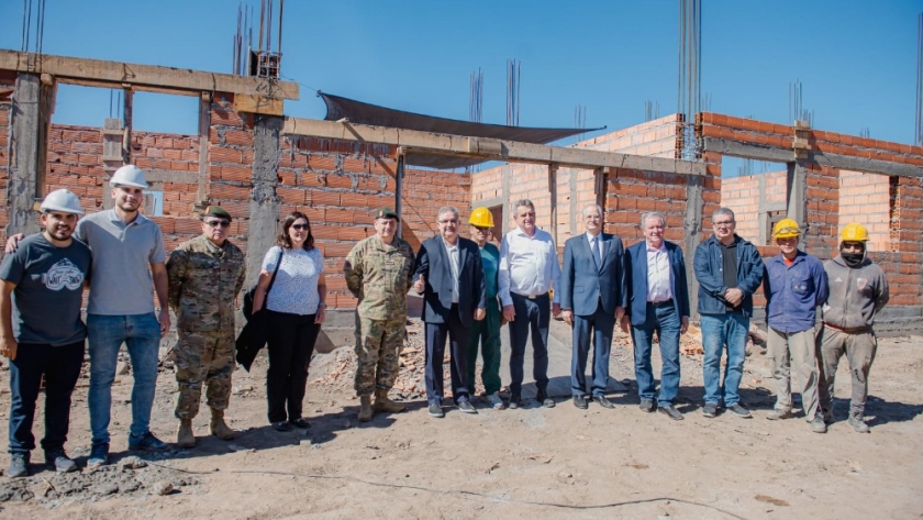 Raúl junto a Rossi y Taiana visitaron la Guarnición militar que se construye en la provincia
