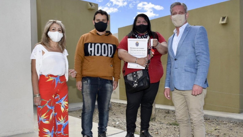 Arcioni entregó las llaves a 36 familias beneficiarias de un nuevo plan de viviendas en Comodoro Rivadavia