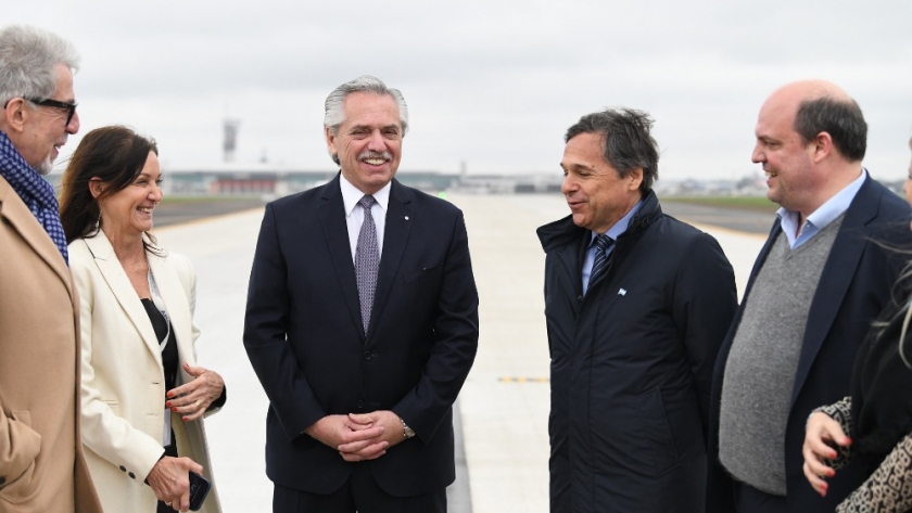El presidente inauguró la nueva calle de rodaje en Ezeiza
