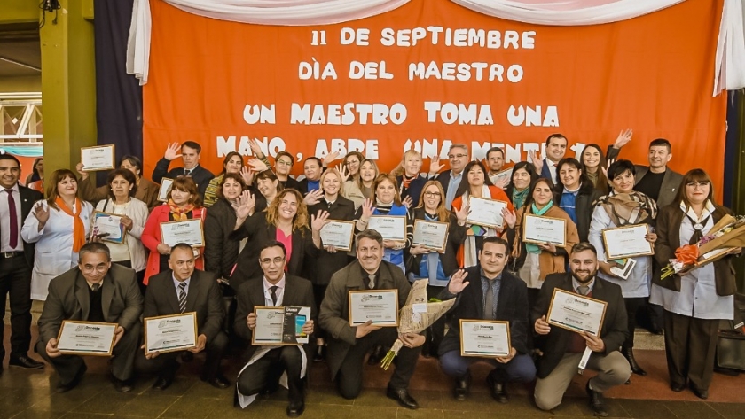 El Gobernador participó de los reconocimientos a docentes con el Premio “Luisa María Sesín”
