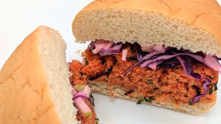 Hamburguesa de salmón hecha de hongos y algas