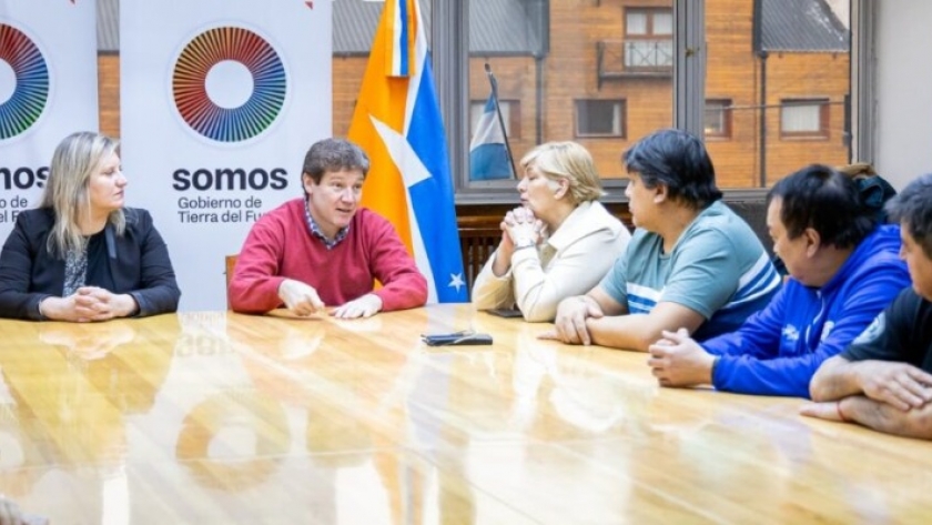 El Gobernador Melella firmó una nueva recomposición salarial con los escalafones secos y húmedos