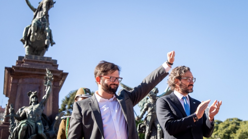 Boric Font realizó la tradicional ofrenda floral al General José de San Martín