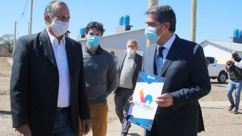 Villa Ángela: el gobernador entregó 50 viviendas y visitó la Usina Láctea