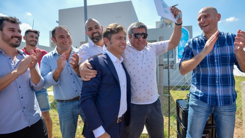 Kicillof encabezó la entrega de 30 viviendas en Alberti