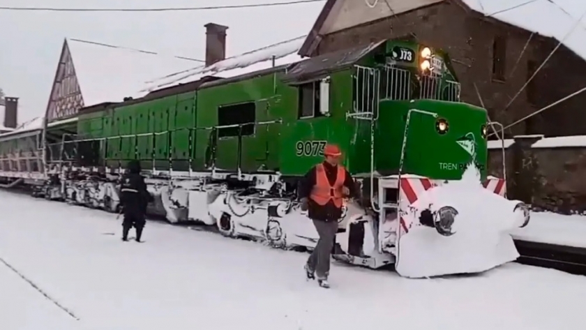 «Orgullo ferroviario»: el video de la épica llegada del Tren Patagónico a Bariloche en el temporal de nieve