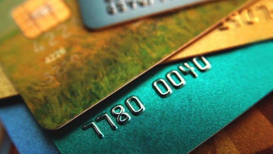 La tarjeta de crédito: la salvación a mediados de mes en los almacenes bonaerenses