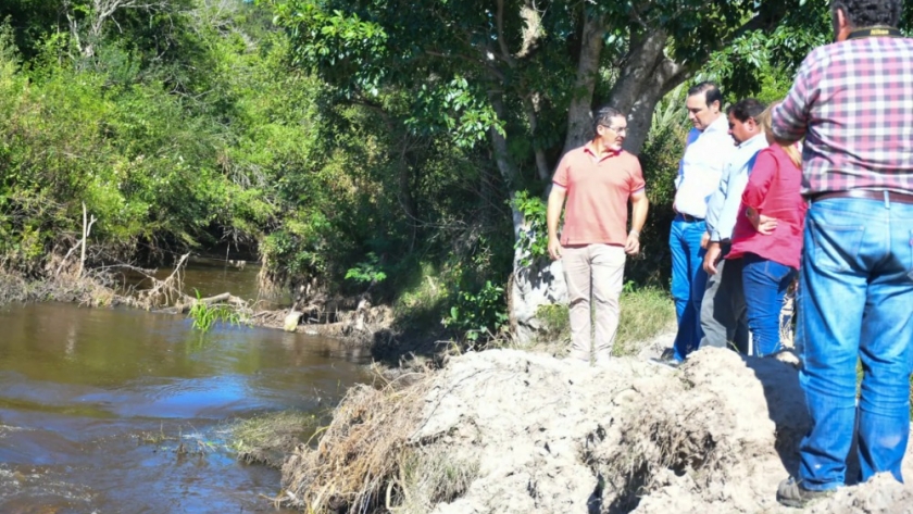Gustavo Valdés visitó San Isidro, donde se intervendrá en la recuperación de caminos rurales