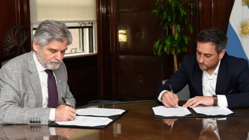 Cabandié y Filmus sellaron el convenio para la realización de la campaña de investigación en el área marina protegida Yaganes