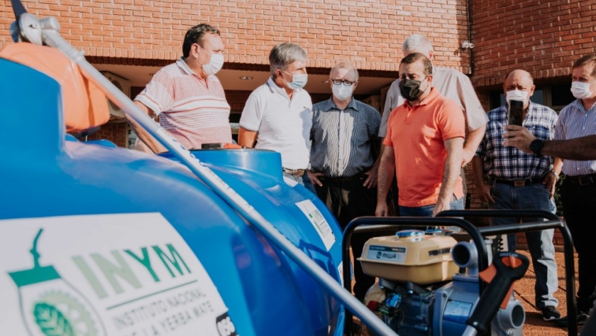 25 de Mayo: Herrera Ahuad acompañó al INYM en la entrega de motobombas y tanques de agua a productores