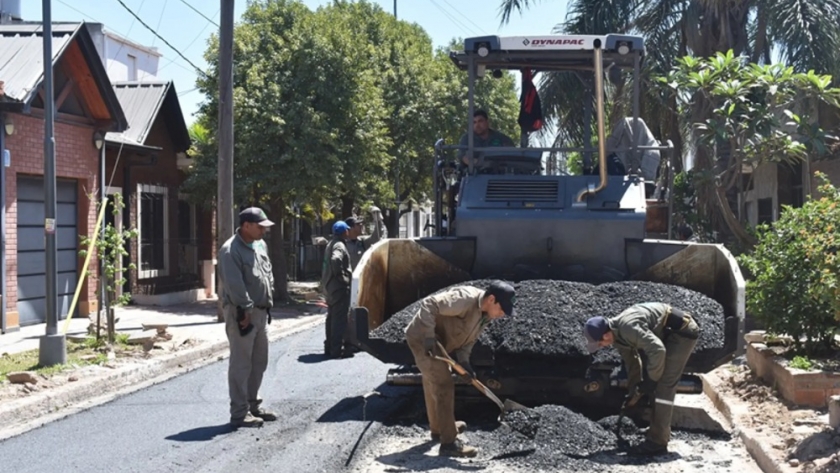 La Provincia continúa asfaltando calles del barrio General Madariaga