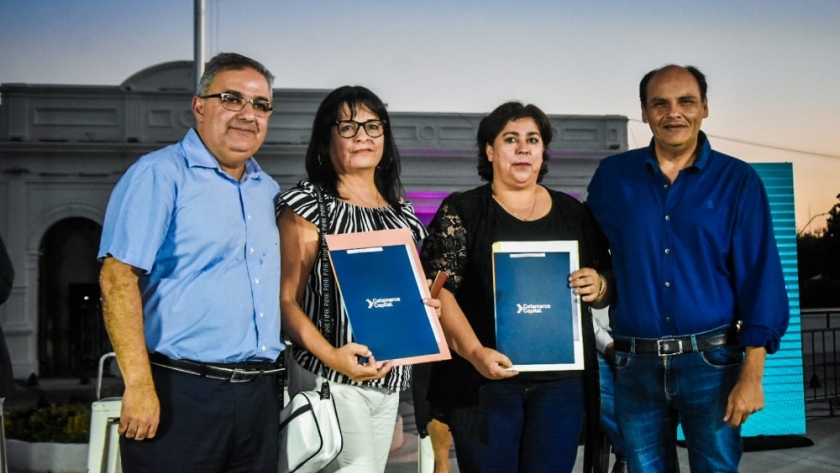 Raúl acompañó a Gustavo en la entrega de escrituras