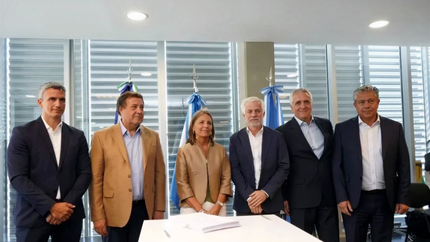 El Gobierno cerró los contratos de las represas del Comahue y aseguró inversiones por más de US$ 706 millones