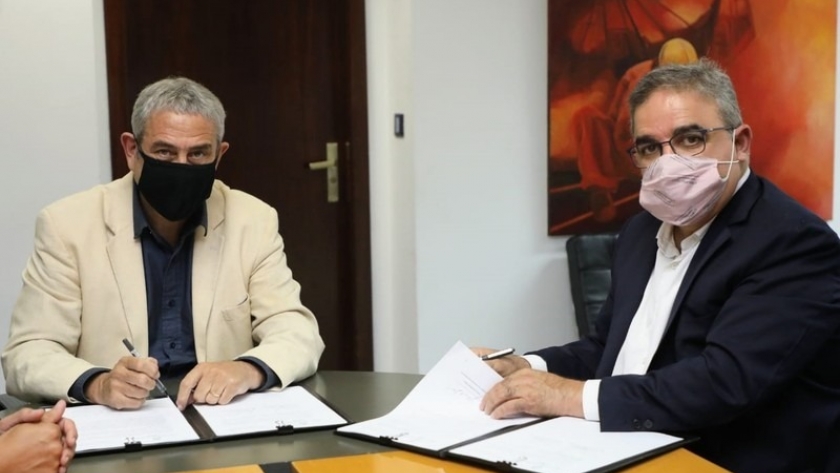 Raúl firmó convenio para la construcción de más viviendas en el interior de la provincia