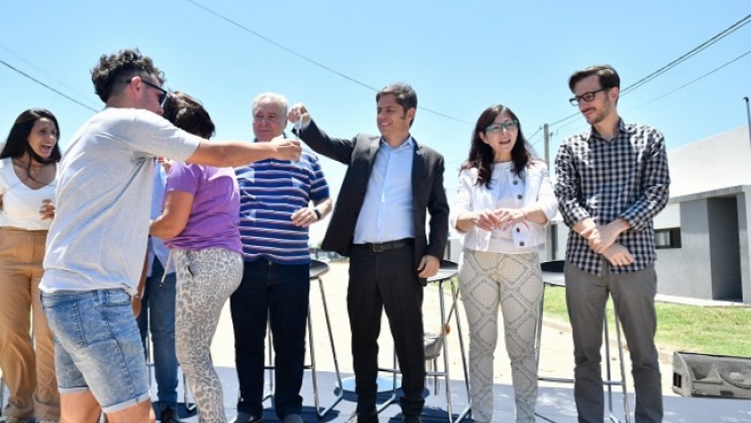 Kicillof entregó viviendas en Salto