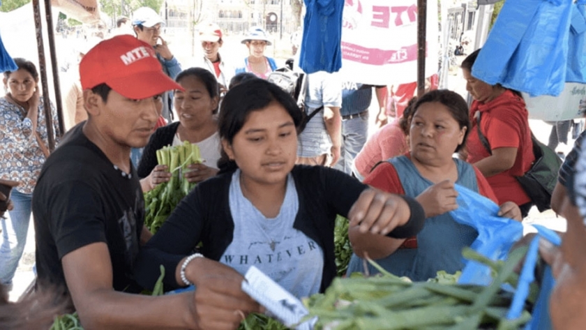Contra el paro: organizaciones venden frutas y verduras frente a la Sociedad Rural