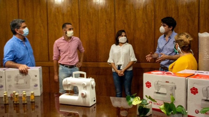 Emprendedores recibieron insumos para confeccionar barbijos que serán donados a comedores, centros comunitarios y fuerzas de seguridad