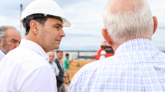 Valdés visitó las obras de construcción del nuevo puerto en Ituzaingó