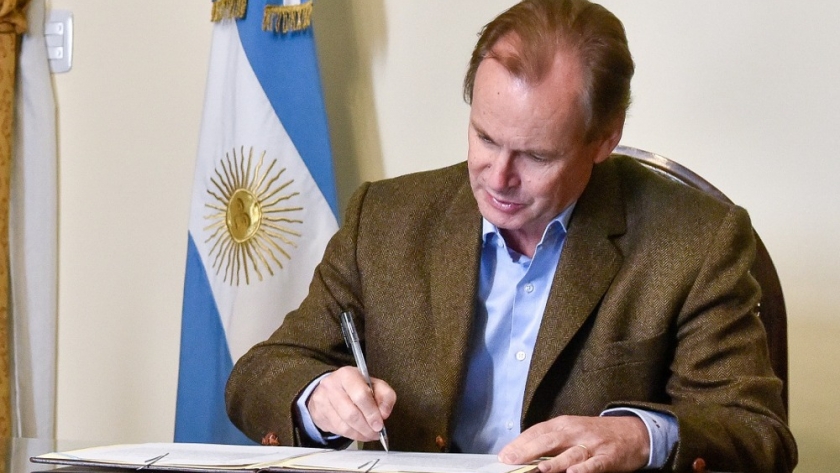 Bordet promulgó la Ley de presupuesto para el 2023