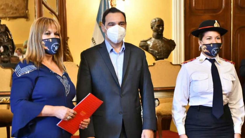 Valdés entregó subsidios a bomberos voluntarios de toda la provincia
