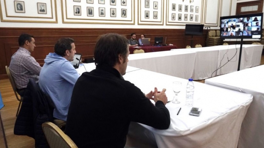 El ministro de economía realizó videoconferencia con legisladores