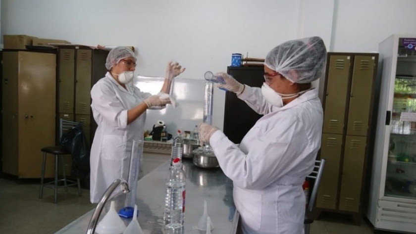 Escuelas secundarias procesarán 90 mil litros de alcohol donados a la Provincia