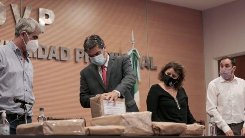 Reactivación de la obra pública: Capitanich abrió los sobres de la licitación para la pavimentación de las avenidas Azurduy y Rosas
